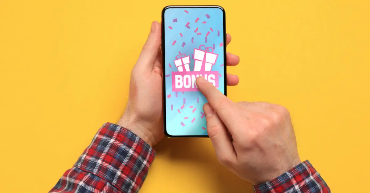 person using an online casino bonus in their phone